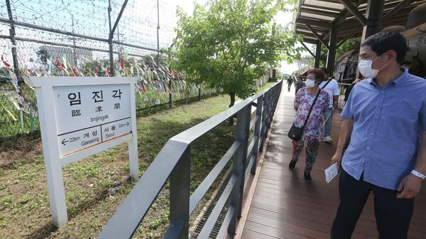 Люди на границе Северной и Южной Кореи. 26 июля 2020 