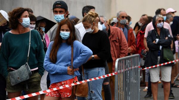 Очередь на сдачу теста на коронавирус в Кибероне, Франция 