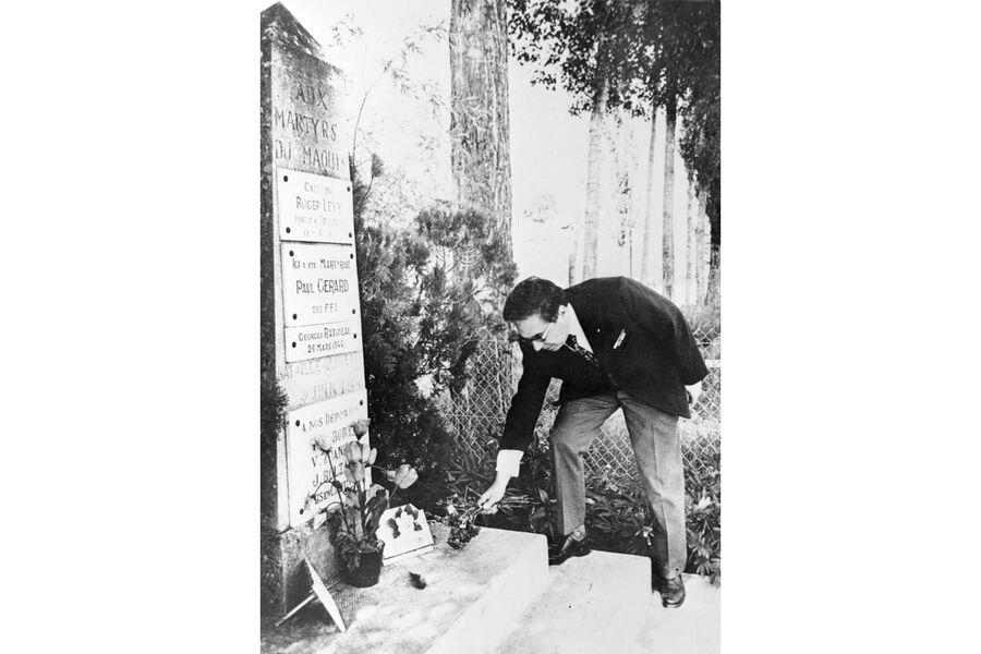 Участник французского Сопротивления в годы Второй мировой войны (1939-1945) Олег Озеров во время возложения цветов к памятнику французским партизанам группы «Лоретт»