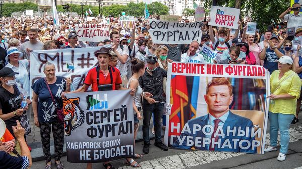 Участники несанкционированной акции в поддержку губернатора Хабаровского края Сергея Фургала в Хабаровске