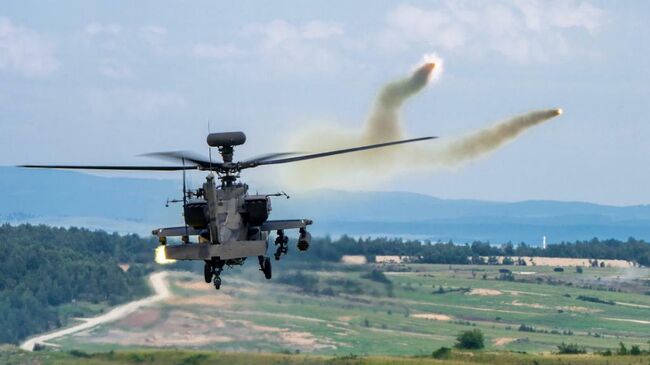 Американский ударный вертолет CAB AH-64 Apache во время учений в Германии