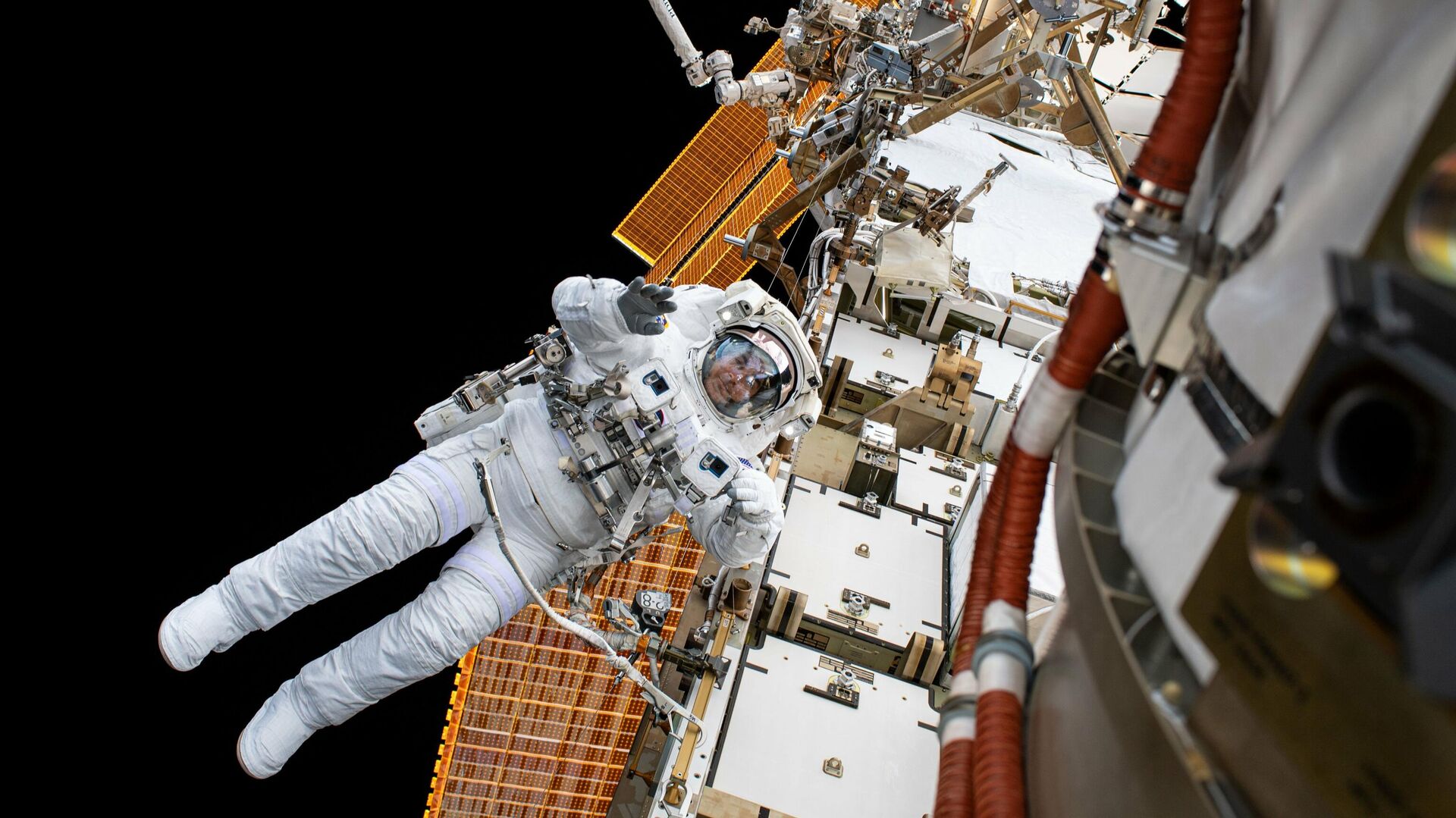 Астронавт НАСА Крис Кэссиди во время планового выхода в открытый космос для модернизации системы электропитания станции - РИА Новости, 1920, 09.10.2020