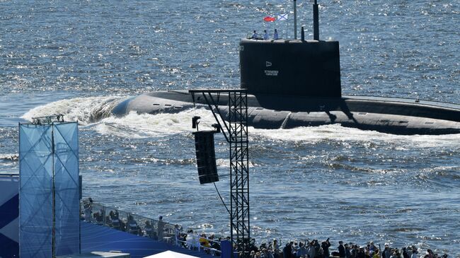 Подводная лодка Б-274 Петропавловск-Камчатский во время Главного военно-морского парада по случаю Дня ВМФ на Кронштадтском рейде