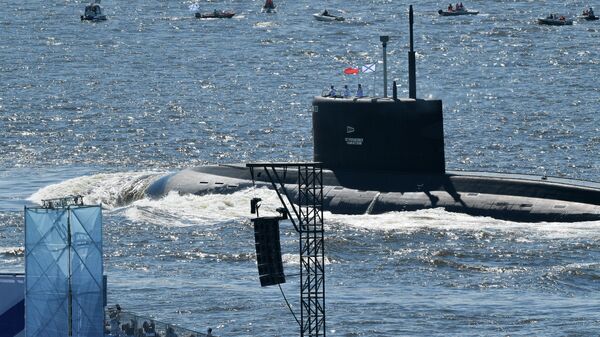 Подводная лодка Б-274 Петропавловск-Камчатский во время Главного военно-морского парада по случаю Дня ВМФ на Кронштадтском рейде