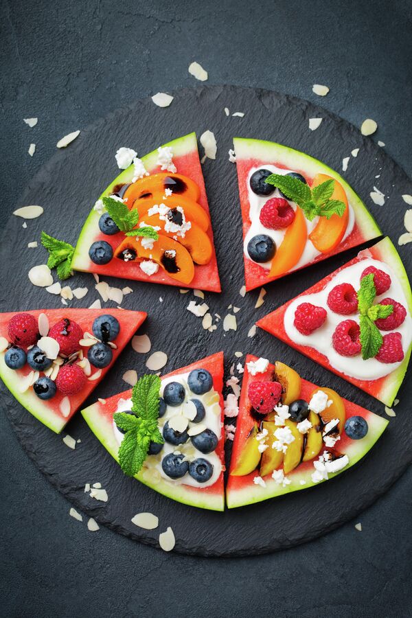 Арбузная пицца с ягодами и фруктами