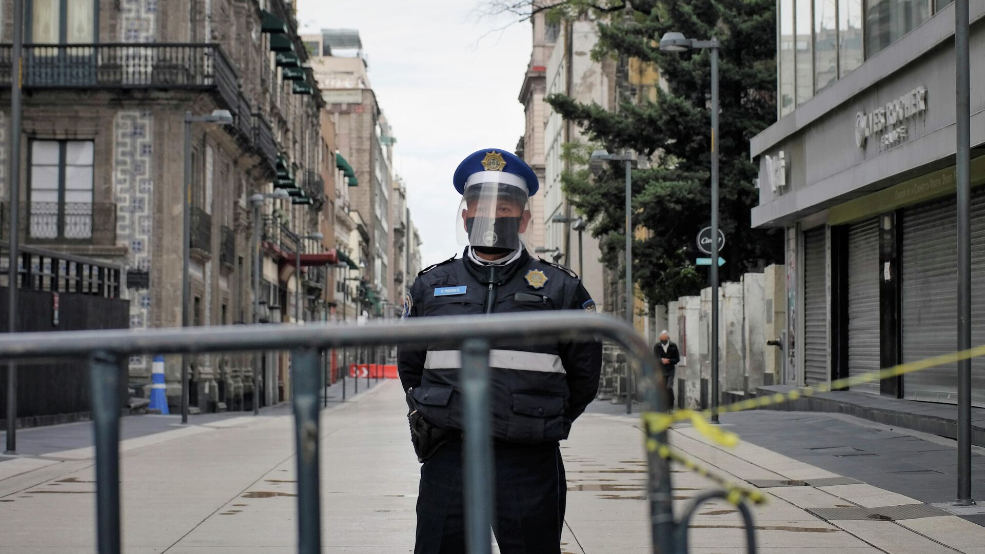 Полицейский в защитной маске на улице Мехико - РИА Новости, 1920, 27.02.2023