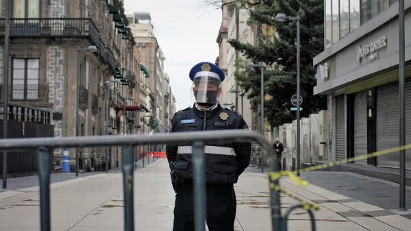 Полицейский в защитной маске на улице Мехико