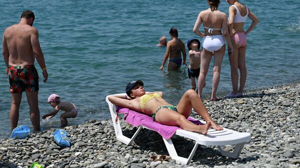 Отдыхающие на пляже Имеретинской низменности в Адлерском районе города Сочи