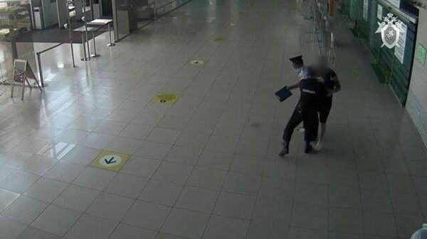 В аэропорту Екатеринбурга мужчина напал на сотрудника полиции. Кадры СК