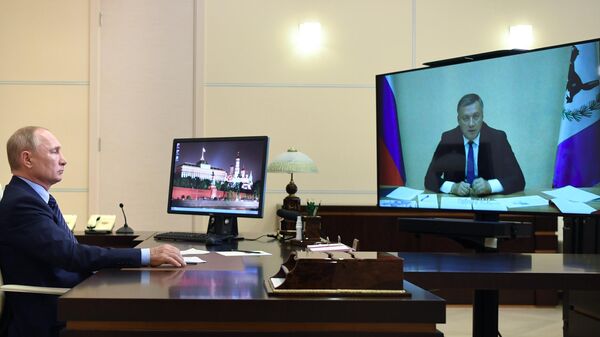 Президент РФ Владимир Путин во время встречи в режиме видеоконференции с Игорем Кобзевым