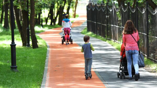  Женщины с колясками в парке
