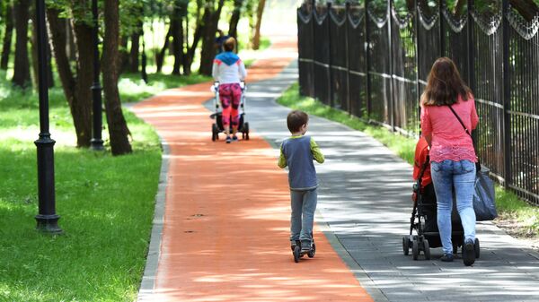  Женщины с колясками в Грачевском парке