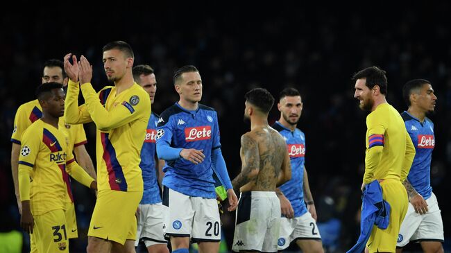 Barcelona's players and Napoli's players react after a draw in the UEFA Champions League round of 16 first-leg football match between SSC Napoli and FC Barcelona at the San Paolo Stadium in Naples on February 25, 2020. (Photo by Filippo MONTEFORTE / AFP)