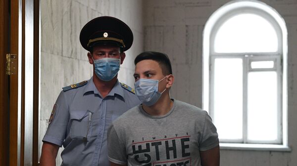 Бывший полицейский Акбар Сергалиев, обвиняемый в превышении полномочий и фальсификации доказательств в отношении журналиста Ивана Голунова, в суде
