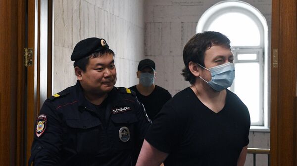 Бывший полицейский Игорь Ляховец, обвиняемый в превышении полномочий и фальсификации доказательств в отношении журналиста Ивана Голунова, в суде