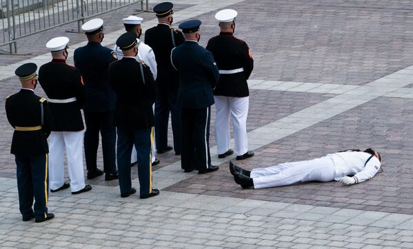 Военнослужащий почетного караула упал в обморок во время церемонии выноса гроба с телом конгрессмена Джона Льюиса в Вашингтоне