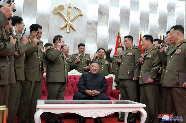 Лидер КНДР Ким Чен Ын на церемонии вручения наградных пистолетов Пэктусан военачальникам по случаю 67-й годовщины подписания соглашения о перемирии в Корейской войне