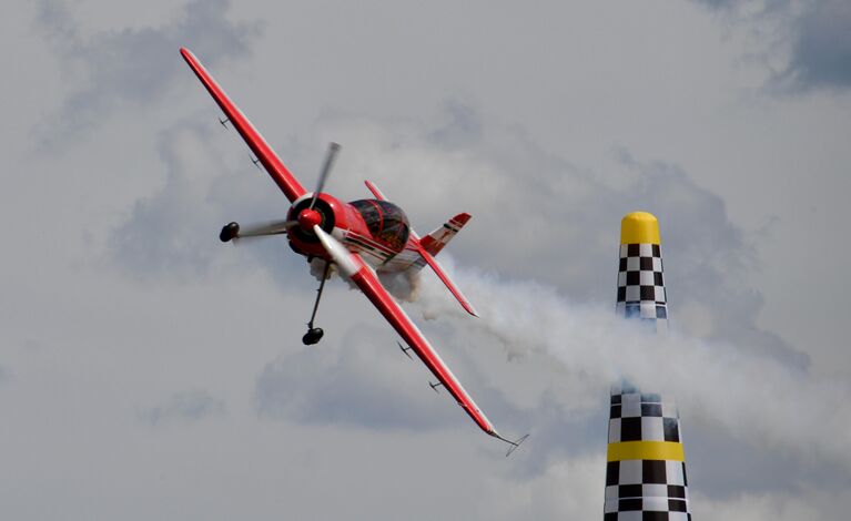 Самолет Су-29 в небе во время соревнований III чемпионата России по самолетному спорту в дисциплине Авиагонки - Формула-1 в подмосковном Серпухове