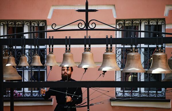 Звонарь Иван Привалов звонит в колокола в церкви Иоанна Богослова на Новой площади в Москве