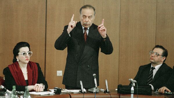 Гейдар Алиев выступает на пресс-конференции