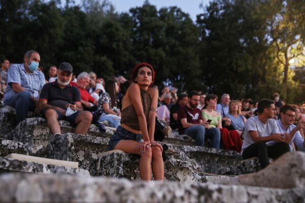 Зрители ждут начала древнегреческой драмы в амфитеатре в Эпидавре, Греция