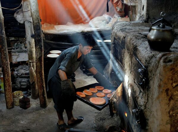 Мужчина готовит печенье для праздника Курбан-Байрам на небольшой традиционной фабрике в Кабуле
