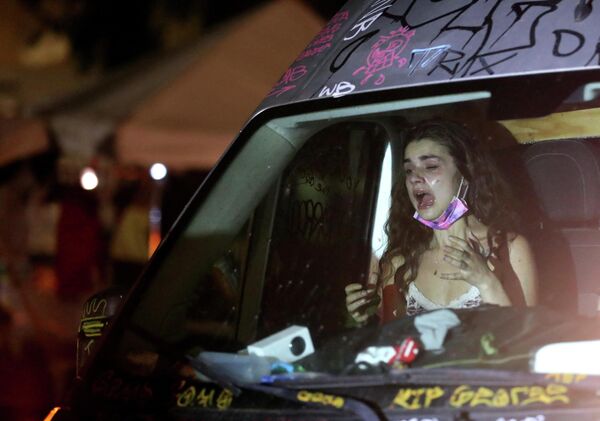 Девушка, пострадавшая  от слезоточивого газа, во время акции протеста в Портленде, штат Орегон