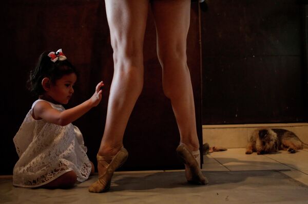 Мексиканская балерина Эбигейл Миранда с дочерью в их доме в Монтеррее, Мексика