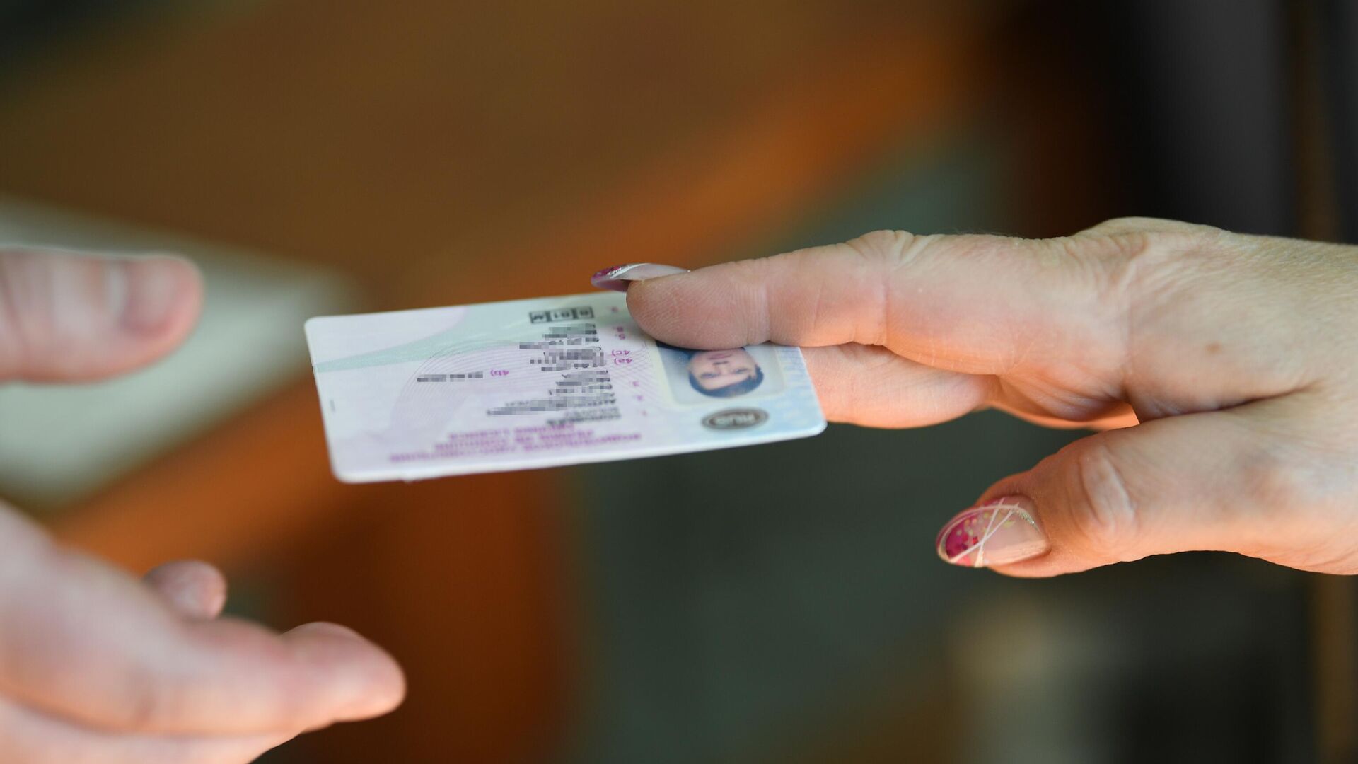 Мужчина получает водительское удостоверение в отделении ГИБДД - РИА Новости, 1920, 09.11.2022