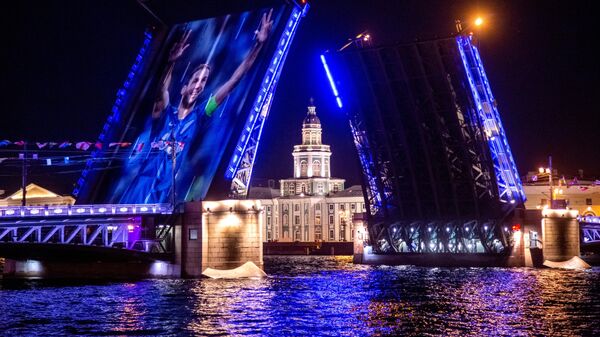 Световое шоу на Дворцовом мосту в честь ФК Зенит