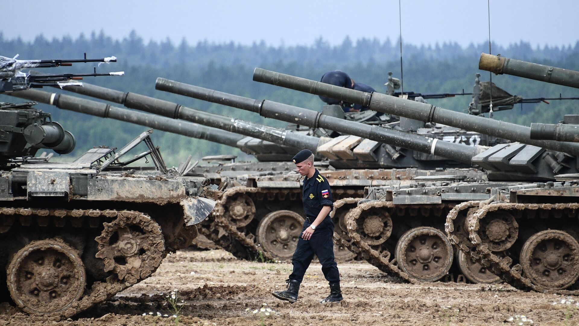 Экипажи танков Т-72 во время завершающего этапа всеармейского конкурса Танковый биатлон в Подмосковье - РИА Новости, 1920, 21.09.2020