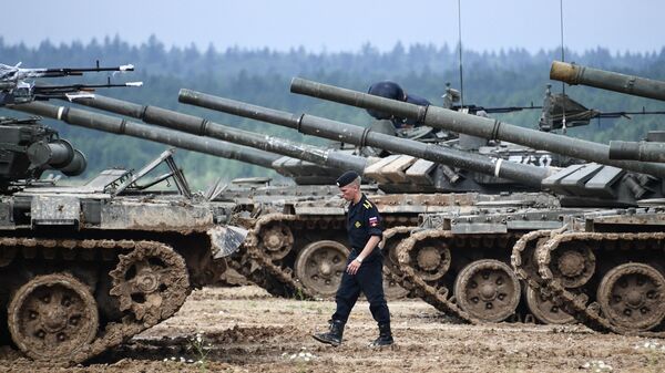 Экипажи танков Т-72 во время завершающего этапа всеармейского конкурса Танковый биатлон в Подмосковье
