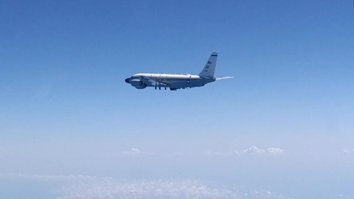 Самолет-разведчик США RC-135, перехваченный российским Су-27 над Черным морем - РИА Новости, 1920, 14.12.2020