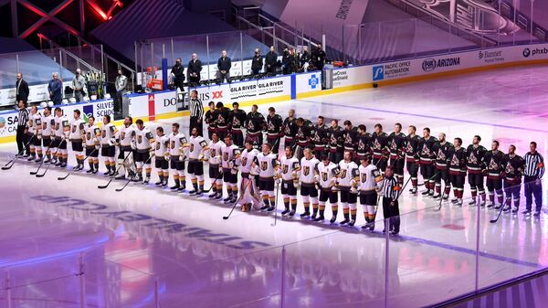 Хоккеисты Вегас Голден Найтс и Аризона Койотис перед выставочным матчем НХЛ