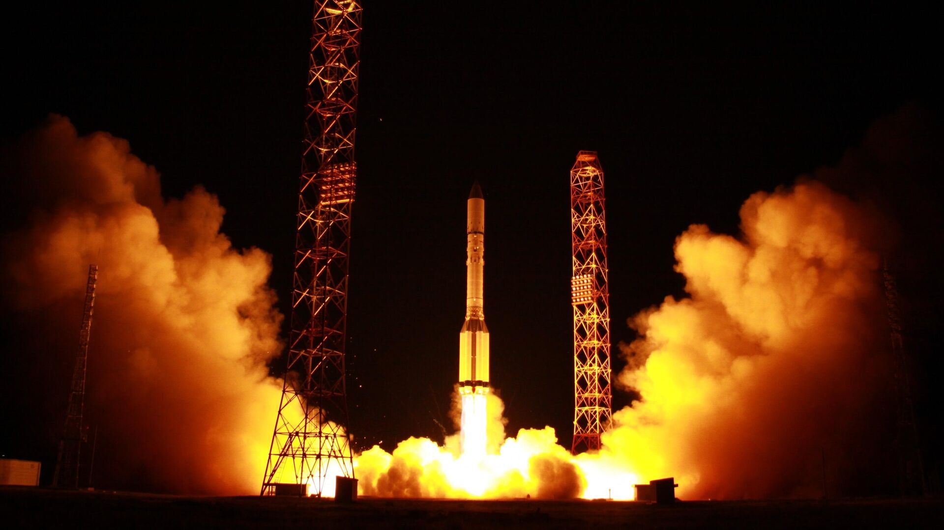 С Байконура запустили ракету "Протон-М" со спутником-ретранслятором