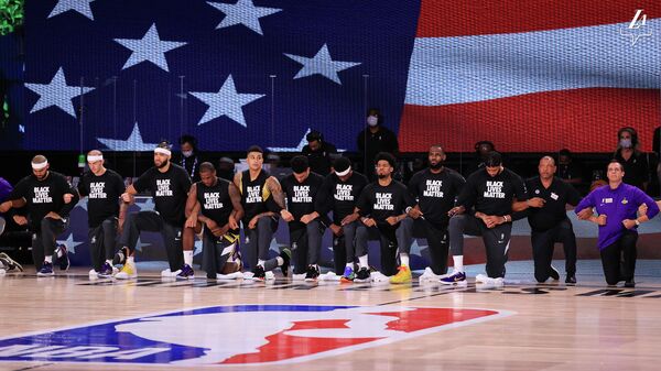 Баскетболисты Лос-Анджелес Лейкерс перед матчем НБА против Лос-Анджелес Клипперс