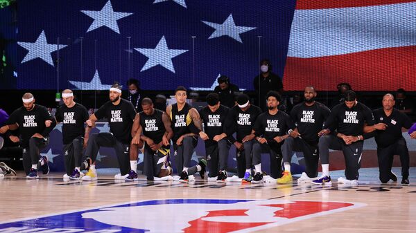 Баскетболисты Лос-Анджелес Лейкерс перед матчем НБА против Лос-Анджелес Клипперс