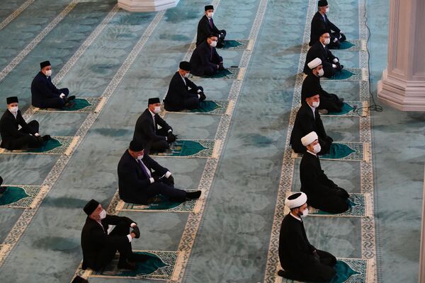 Верующие на богослужении в честь праздника Курбан-байрам в Московской соборной мечети