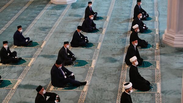 Верующие на богослужении в честь праздника Курбан-байрам в Московской соборной мечети