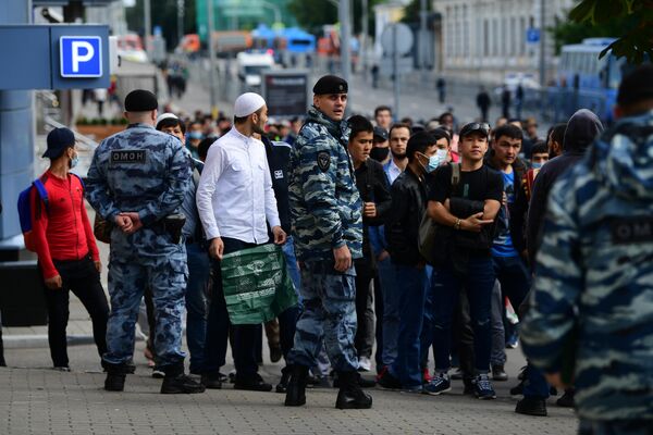 Мусульмане в день праздника жертвоприношения Курбан-байрам возле Московской Соборной мечети