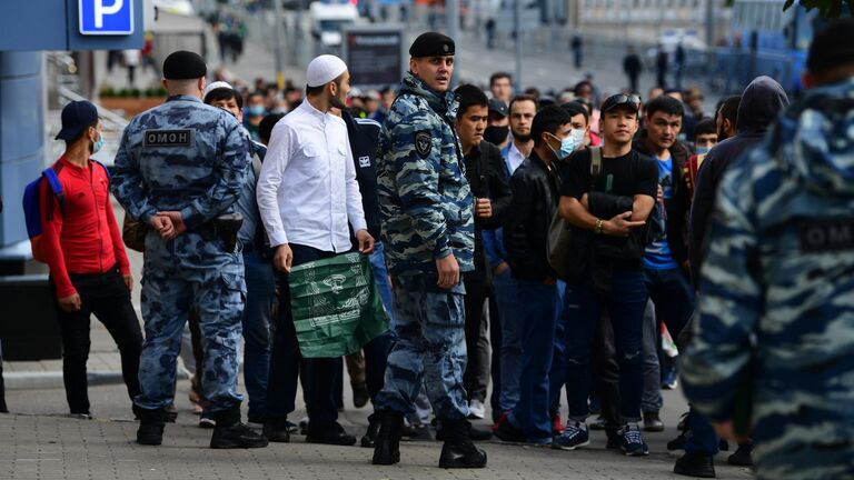 Мусульмане в день праздника жертвоприношения Курбан-байрам возле Московской Соборной мечети