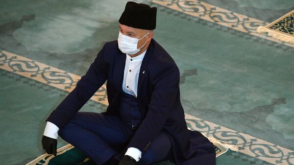 Верующий во время богослужения в честь праздника Курбан-байрам в Московской соборной мечети