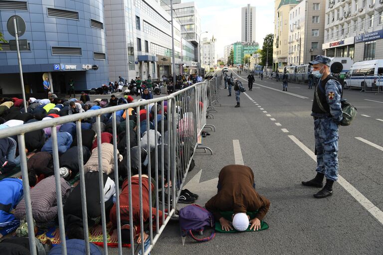 Верующие на богослужении в честь праздника Курбан-байрам возле Московской соборной мечети