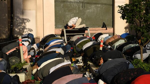 Верующие на богослужении в честь праздника Курбан-байрам возле Московской соборной мечети