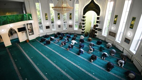 Мусульмане во время праздничной молитвы