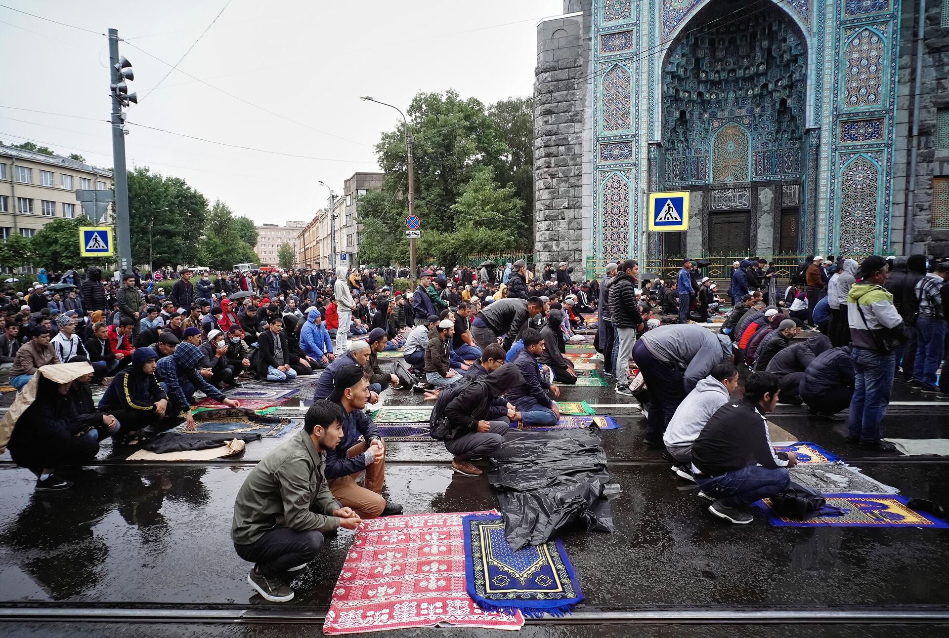 Мусульмане во время праздничной коллективной молитвы у Соборной мечети Санкт-Петербурга - РИА Новости, 1920, 06.07.2022