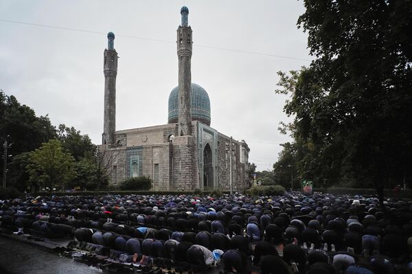 Мусульмане во время праздничной коллективной молитвы у Соборной мечети Санкт-Петербурга