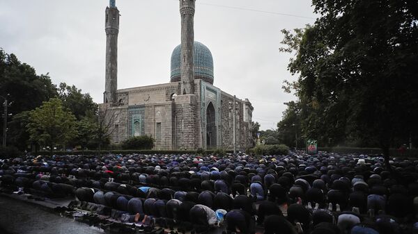 Мусульмане во время праздничной коллективной молитвы у Соборной мечети Санкт-Петербурга