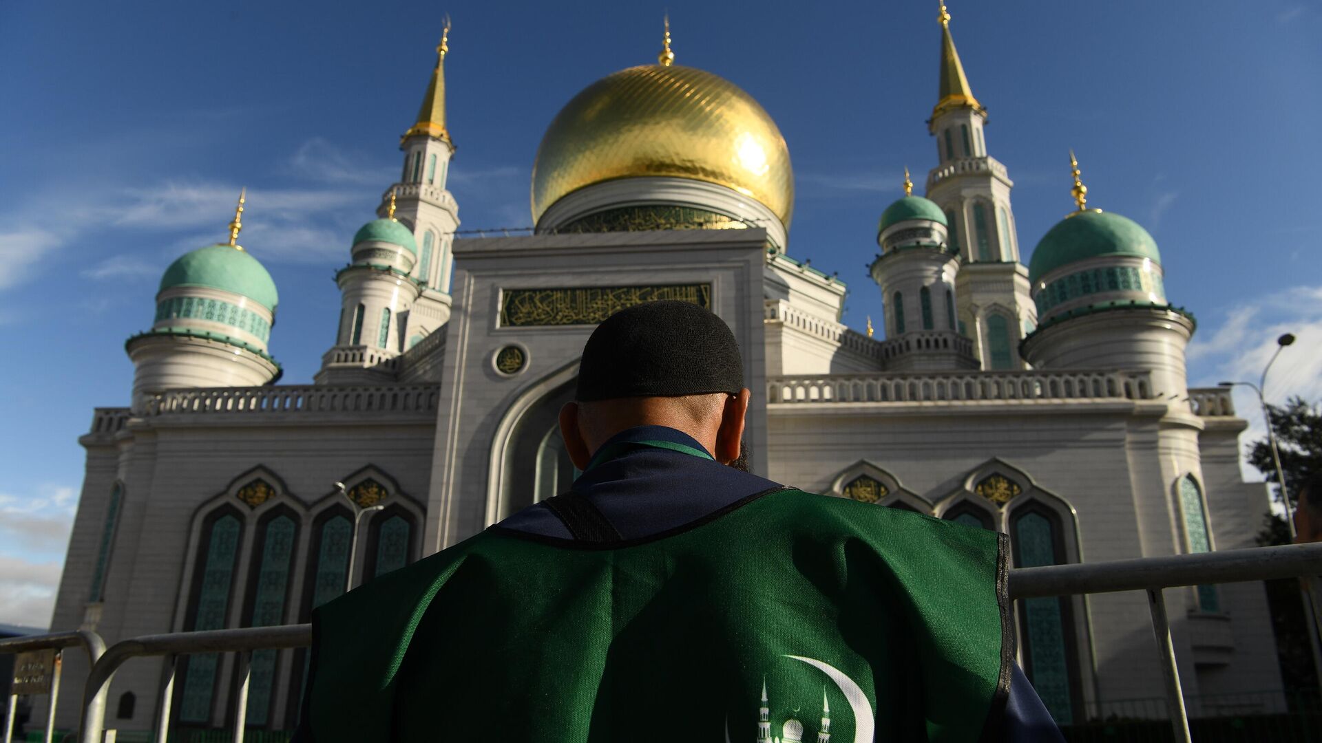 Волонтер возле Московской соборной мечети во время богослужения в честь праздника Курбан-байрам - РИА Новости, 1920, 30.10.2020