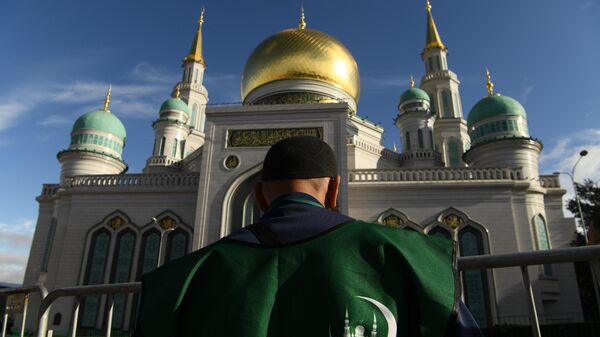 Волонтер возле Московской соборной мечети во время богослужения в честь праздника Курбан-байрам